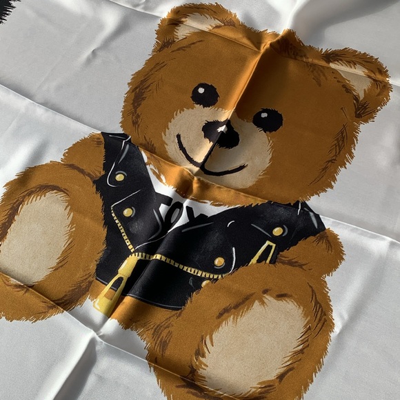 ❤️🧸❤️ MOSCHINO LARGE SQUARE SILK SCARF ❤️🧸❤️ - Picture 4 of 5